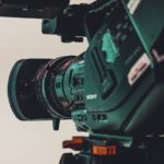 Nahaufnahme einer professionellen Videokamera, bereit, Geschichten einzufangen und Momente für immer festzuhalten.