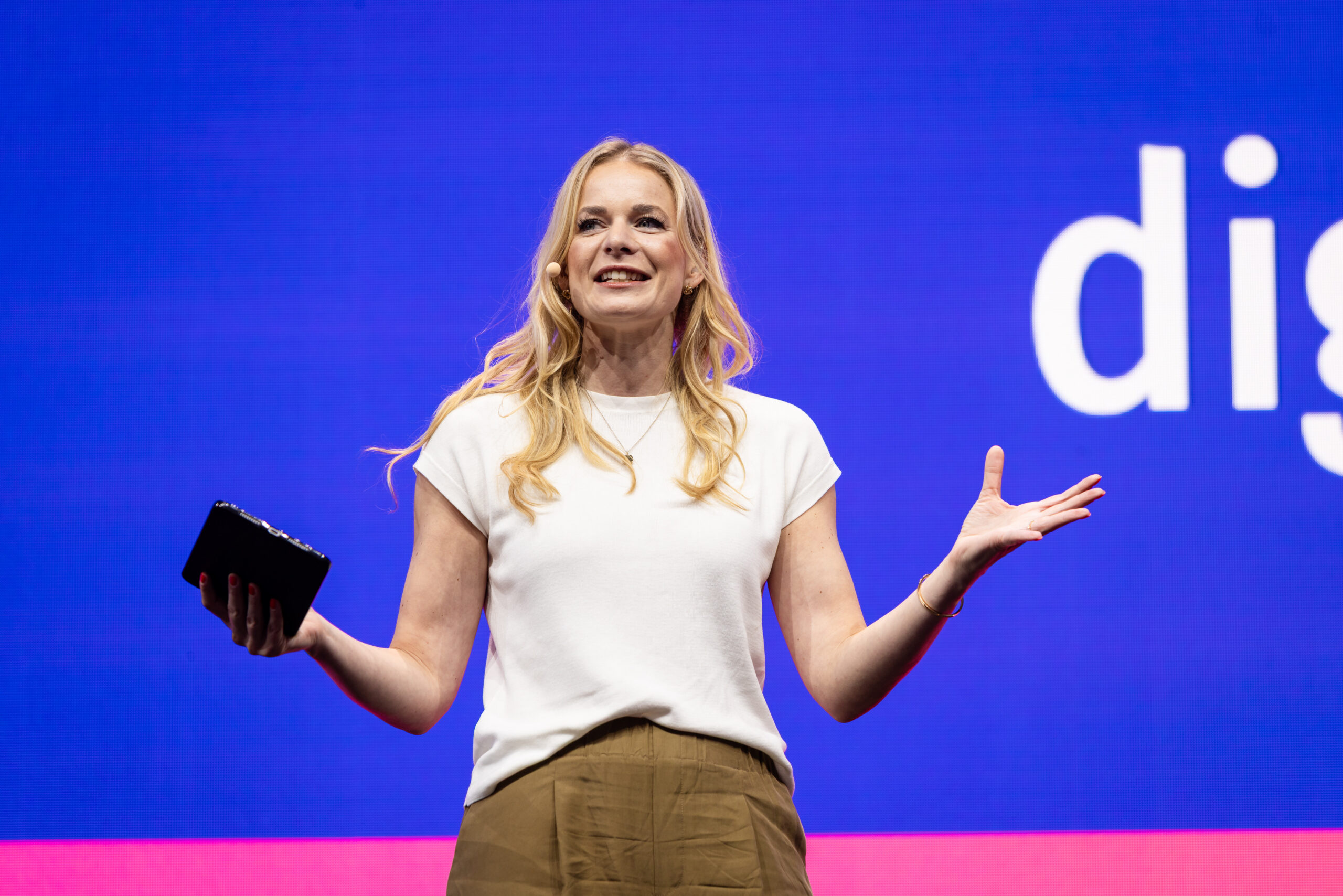 Alissa Stein auf großer Bühne vor blauem Screen