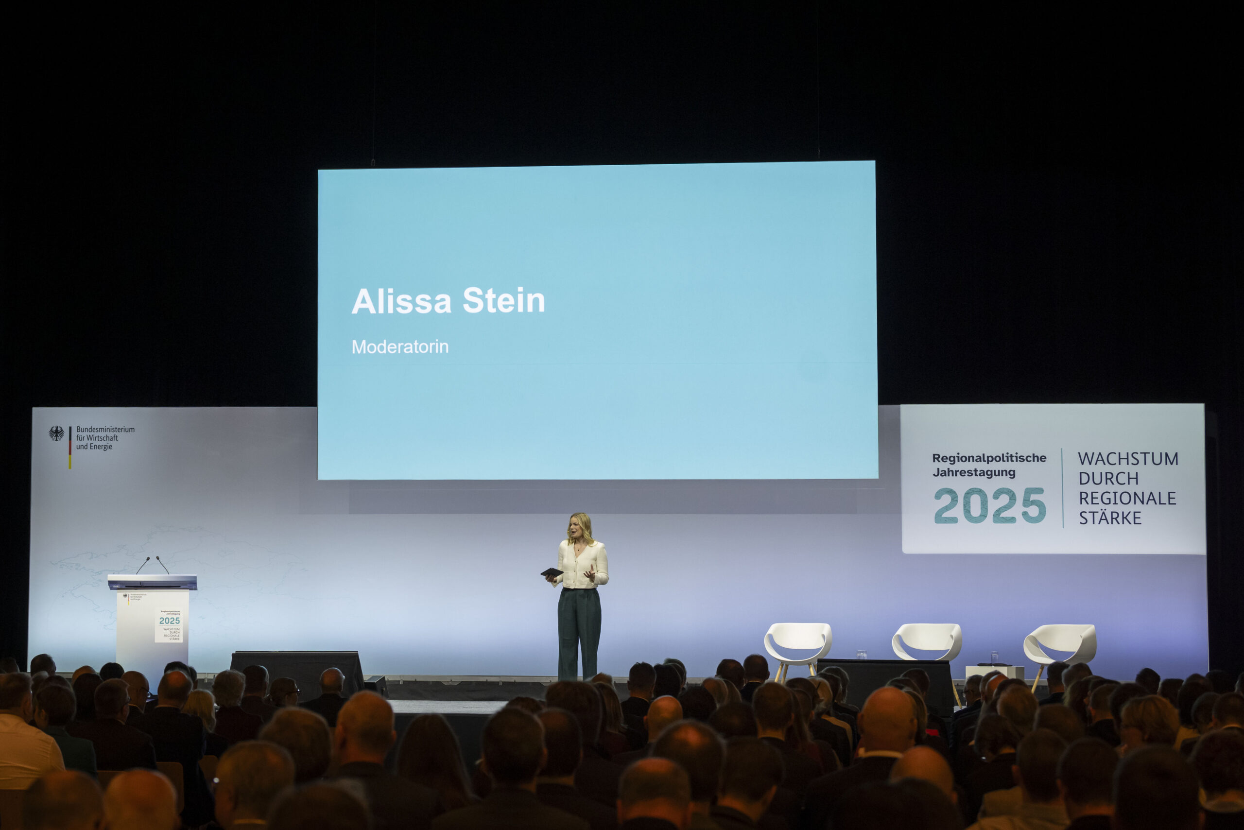 Alissa Stein auf der Bühne bei einer großen Jahrestagung