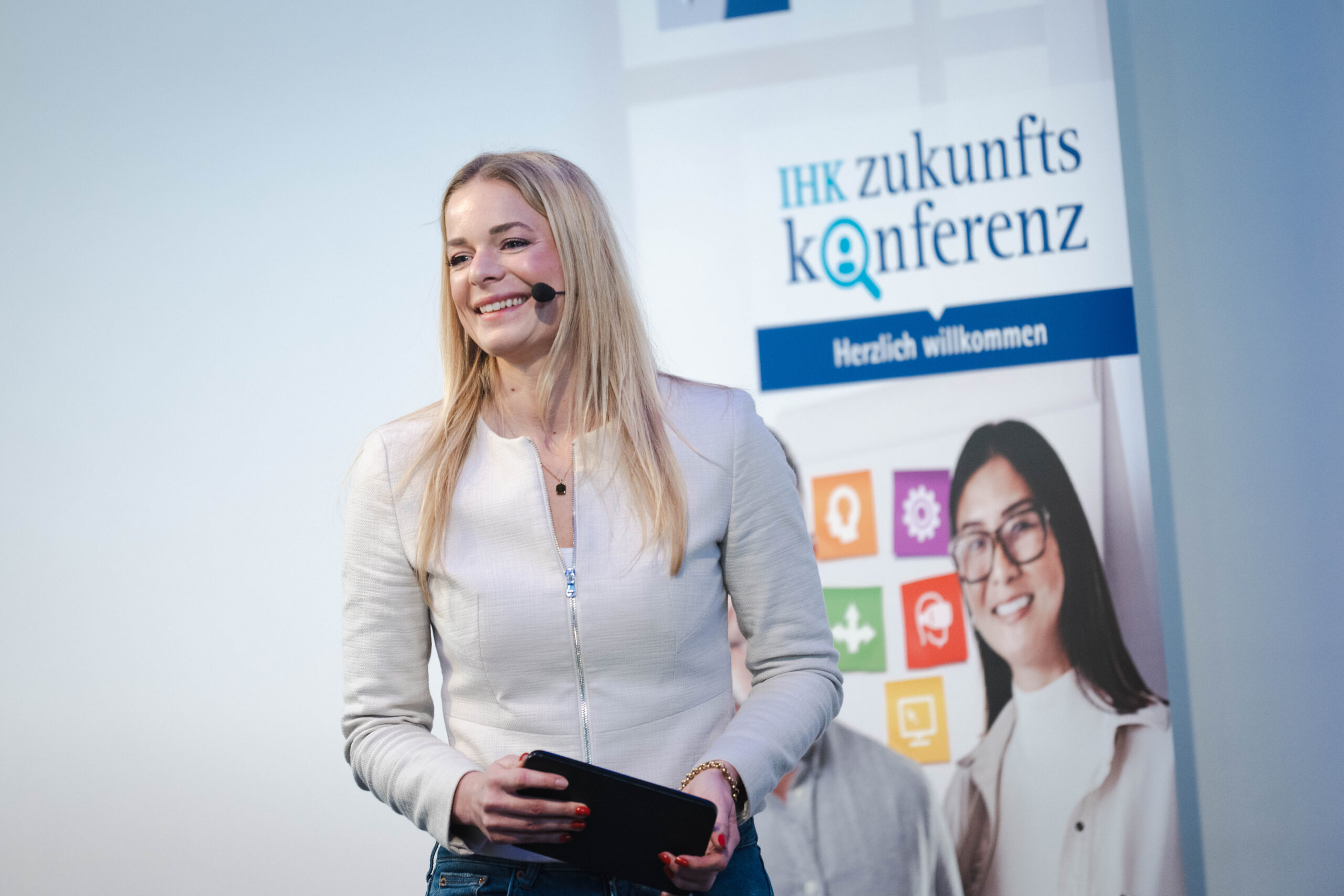 Alissa Stein bei einem Vortrag vor gefülltem Saal