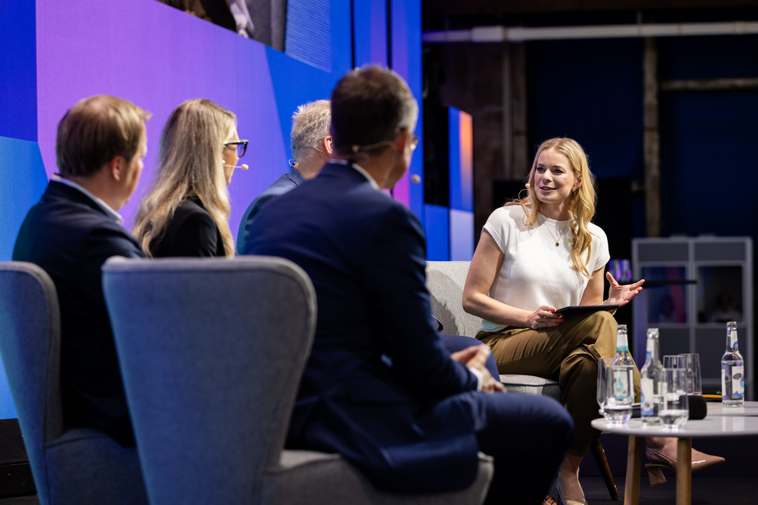 Alissa Stein im Gespräch auf einem Panel