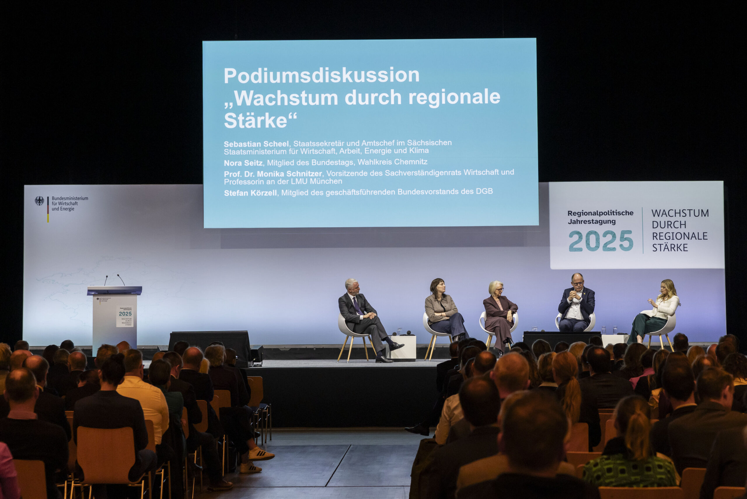 Alissa Stein moderiert ein Panel auf großer Bühne