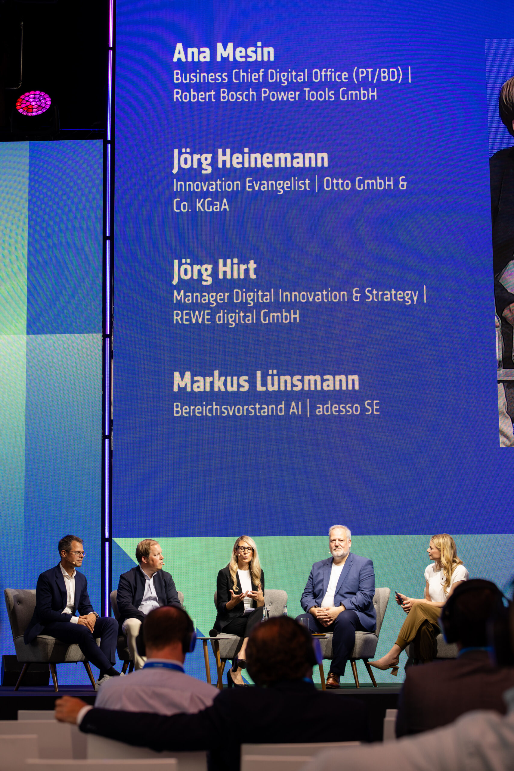Alissa Stein moderiert ein Panel mit mehreren Gästen